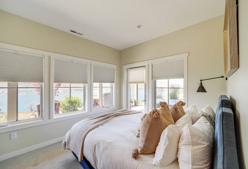 Hot Tub & Lake Views: Lake Chelan Lookout Home!