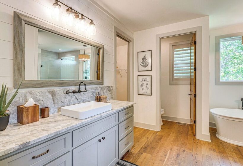 Lakefront Hiawassee Gem: Boat Dock W/ Rooftop Deck