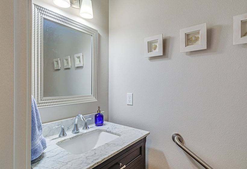 Lakefront Home By Gig Harbor: Quiet Family Retreat