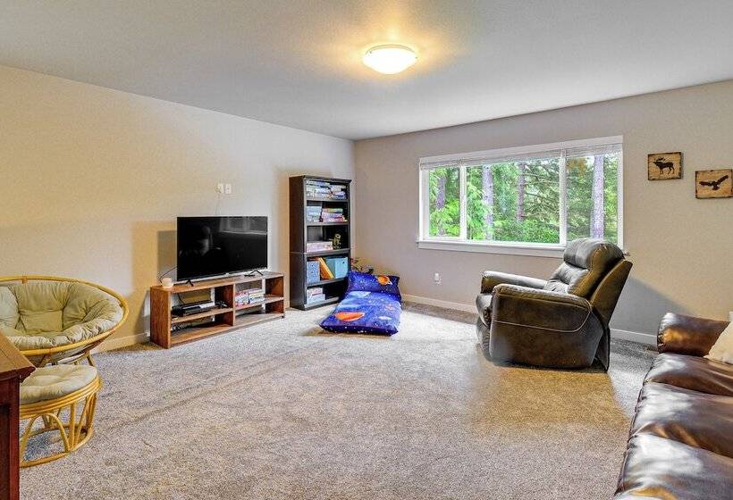 Lakefront Home By Gig Harbor: Quiet Family Retreat