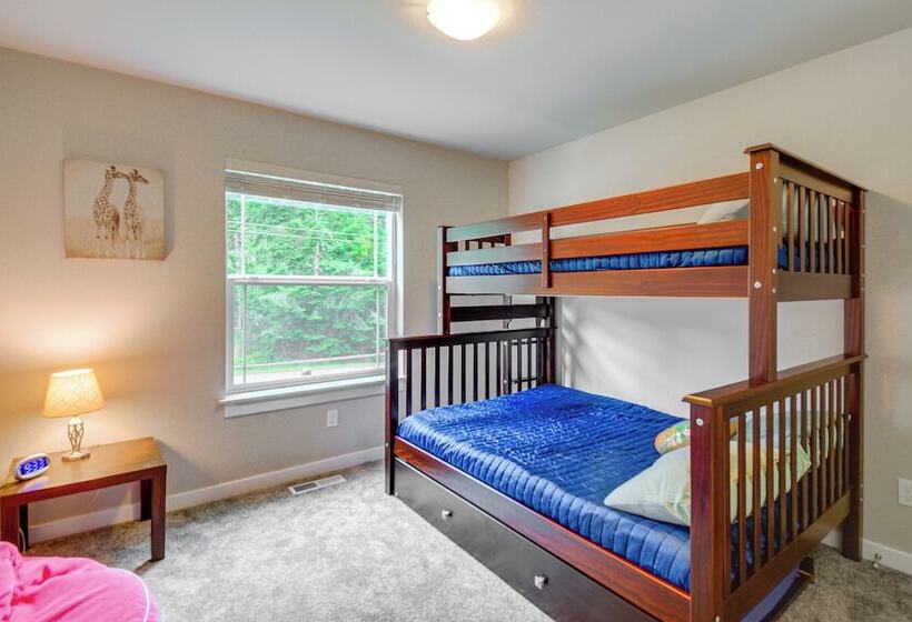 Lakefront Home By Gig Harbor: Quiet Family Retreat