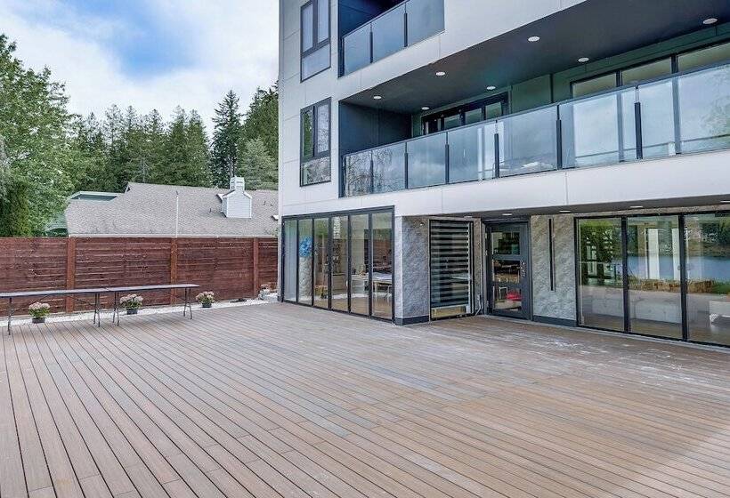 Lakefront Lynnwood Home W/ Balconies & Shared Dock