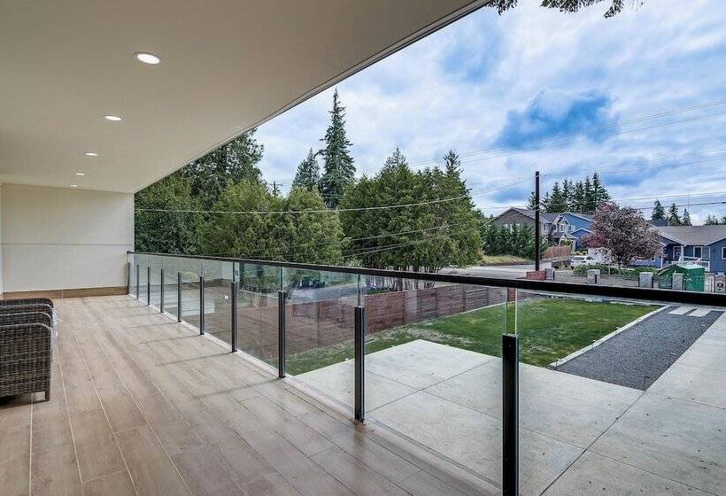 Lakefront Lynnwood Home W/ Balconies & Shared Dock