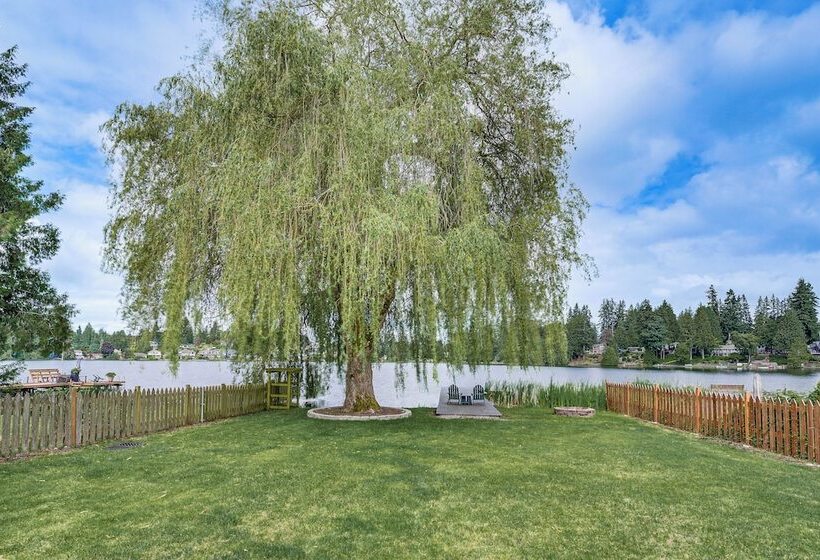 Lakefront Lynnwood Home W/ Balconies & Shared Dock