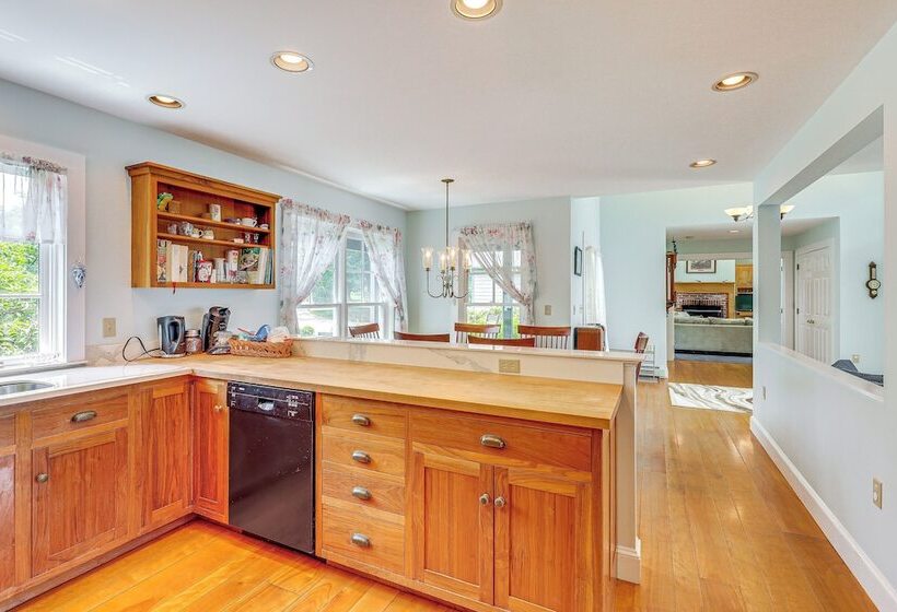 Lakefront New London Retreat W/ Dock & Hot Tub!