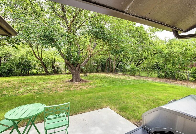 Walk To Lewisville Lake: Dog Friendly Texas Home