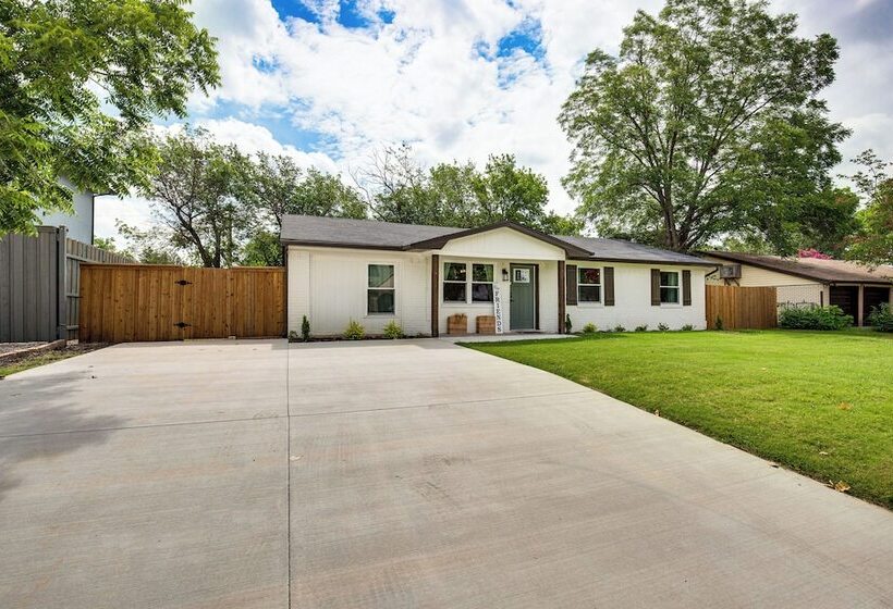 Walk To Lewisville Lake: Dog Friendly Texas Home