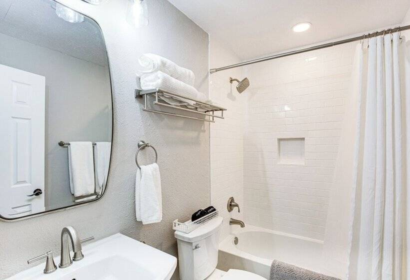 Walk To Lewisville Lake: Dog Friendly Texas Home