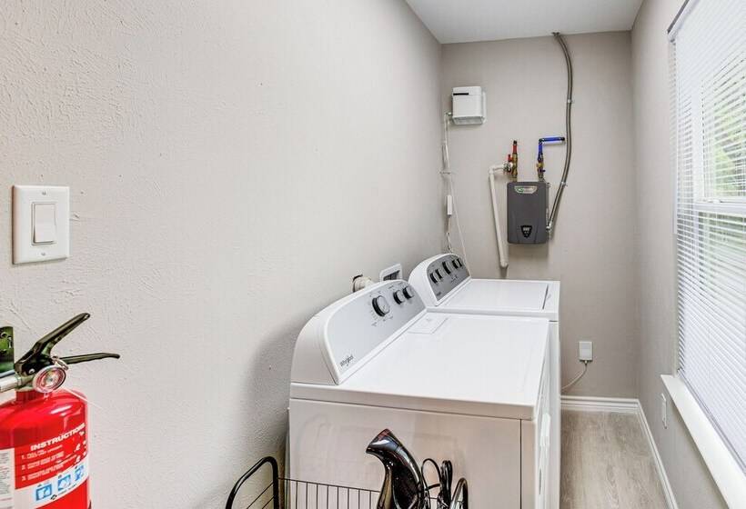 Walk To Lewisville Lake: Dog Friendly Texas Home