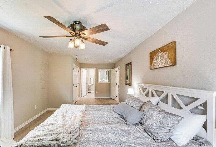 Walk To Lewisville Lake: Dog Friendly Texas Home