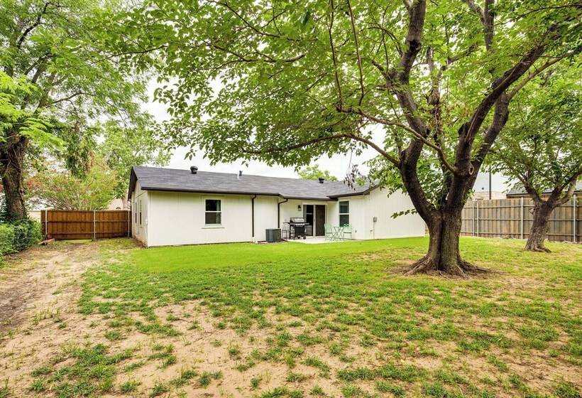 Walk To Lewisville Lake: Dog Friendly Texas Home