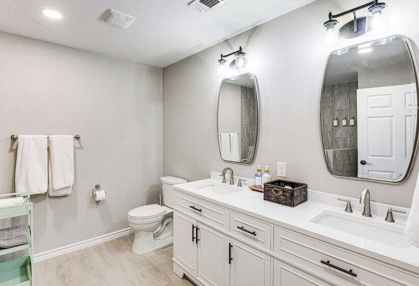 Walk To Lewisville Lake: Dog Friendly Texas Home