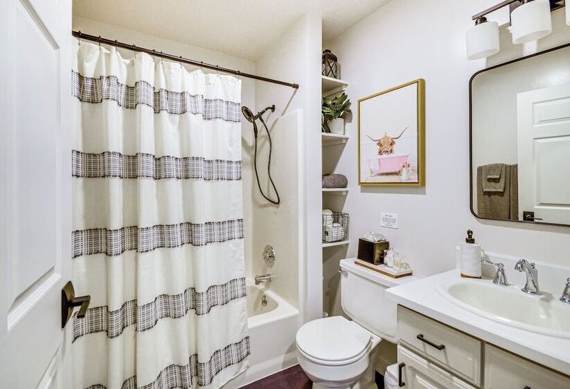 Lovely Roberts Home W/ Patio & Mountain Views!