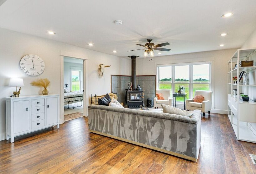 Lovely Roberts Home W/ Patio & Mountain Views!