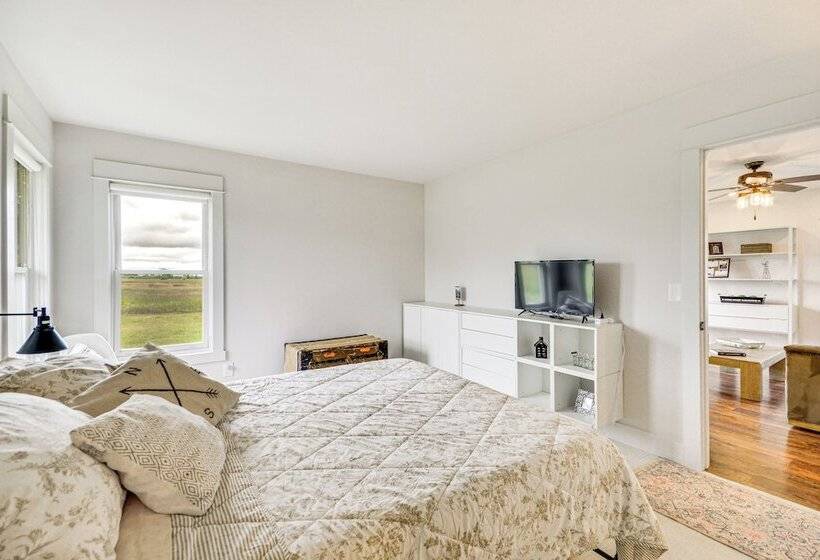 Lovely Roberts Home W/ Patio & Mountain Views!