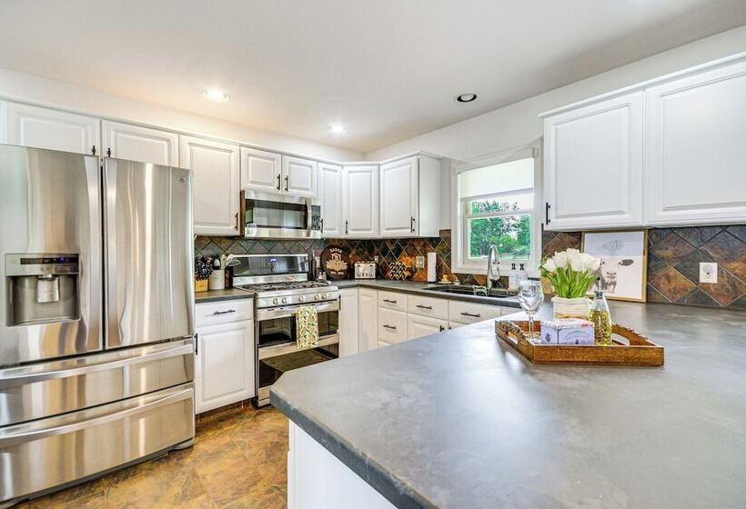 Lovely Roberts Home W/ Patio & Mountain Views!