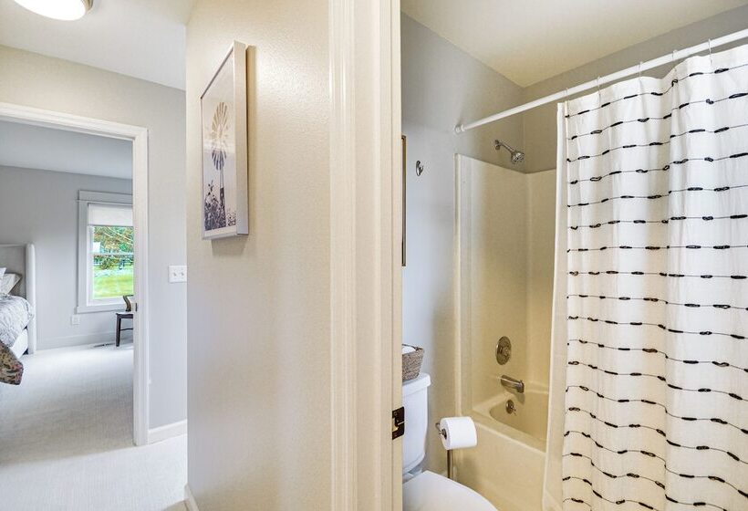 Lovely Roberts Home W/ Patio & Mountain Views!