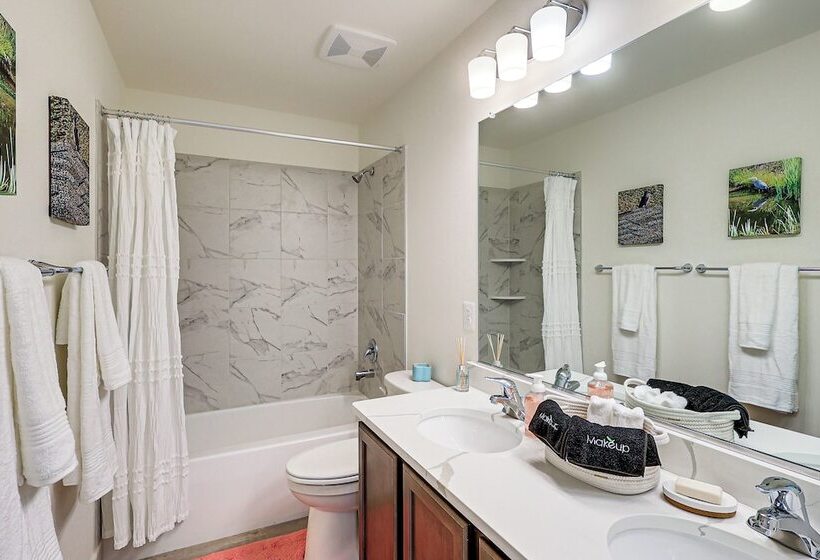 Maryland Family Home 1 Block To North East River!