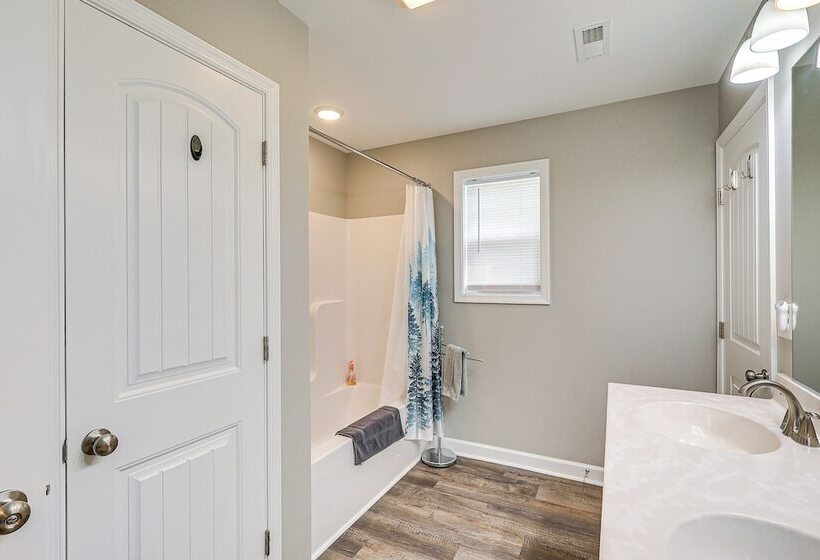 Milford Home W/ Private Pool: 12 Mi To Beaches!