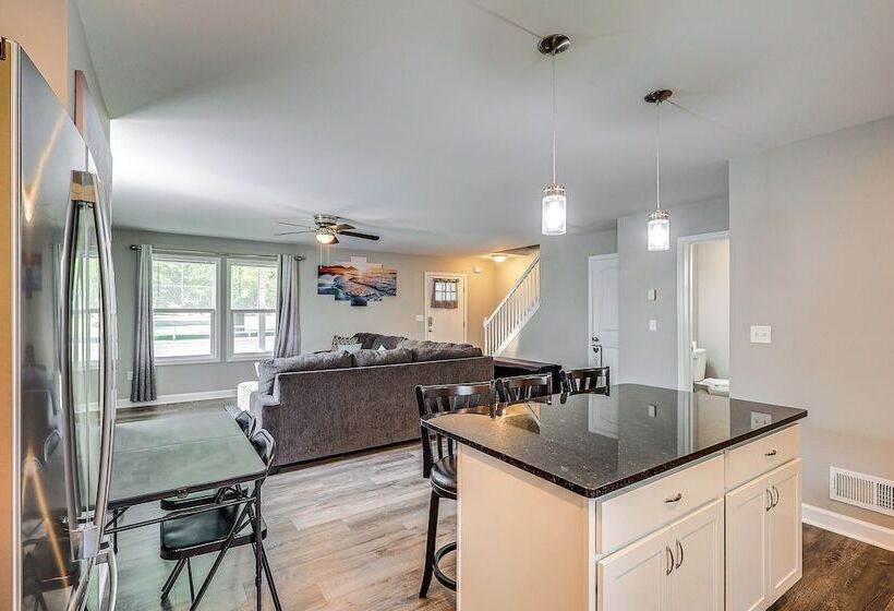 Milford Home W/ Private Pool: 12 Mi To Beaches!