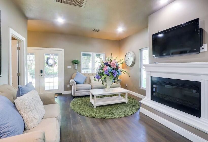 Modern Farmhouse In Belle Plaine W/ Covered Porch!