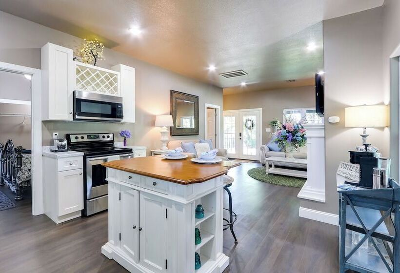 Modern Farmhouse In Belle Plaine W/ Covered Porch!