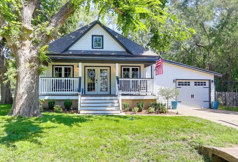 Modern Farmhouse In Belle Plaine W/ Covered Porch!