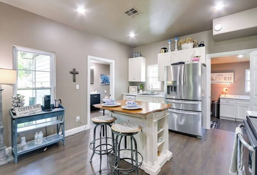 Modern Farmhouse In Belle Plaine W/ Covered Porch!