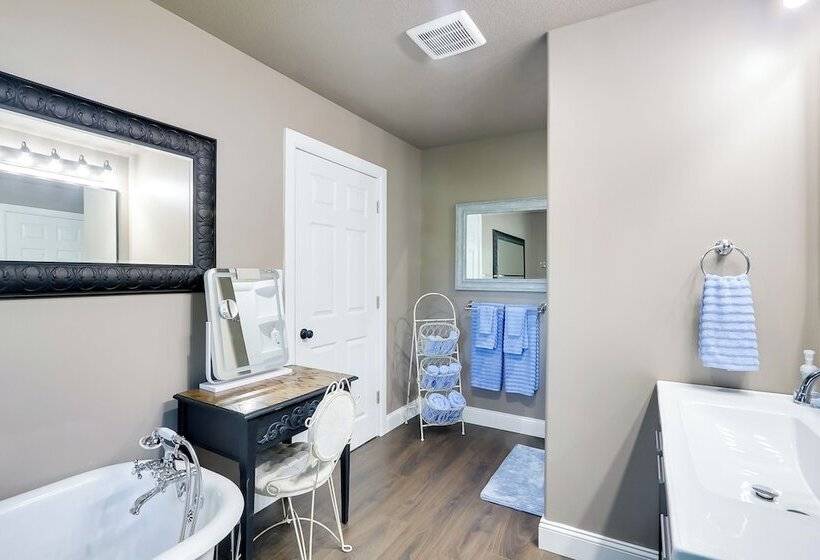 Modern Farmhouse In Belle Plaine W/ Covered Porch!