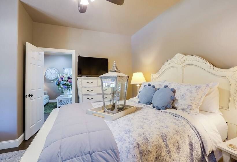 Modern Farmhouse In Belle Plaine W/ Covered Porch!