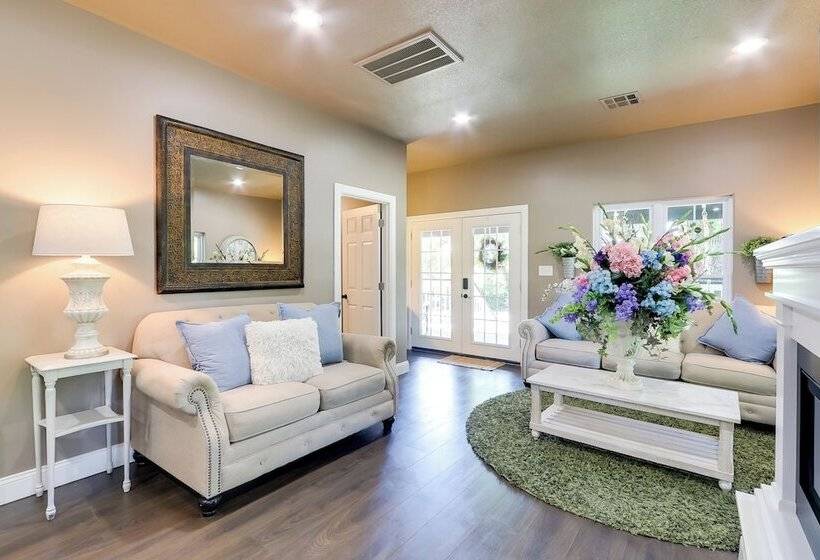 Modern Farmhouse In Belle Plaine W/ Covered Porch!