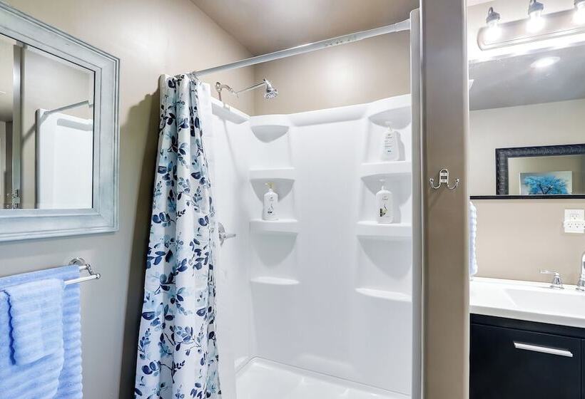 Modern Farmhouse In Belle Plaine W/ Covered Porch!