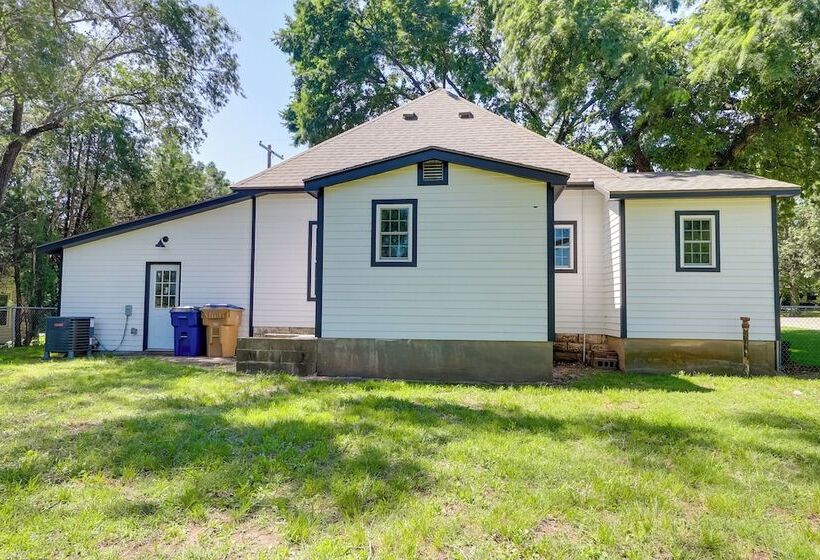 Modern Farmhouse In Belle Plaine W/ Covered Porch!