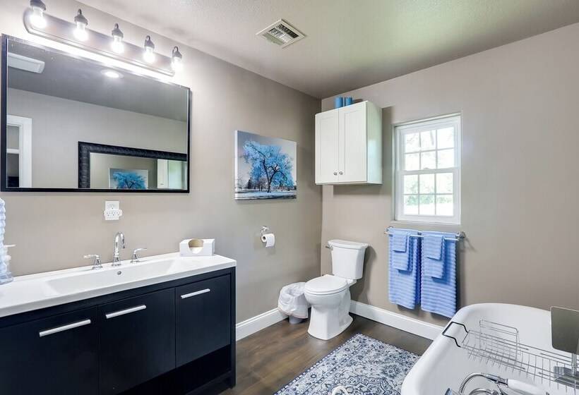 Modern Farmhouse In Belle Plaine W/ Covered Porch!