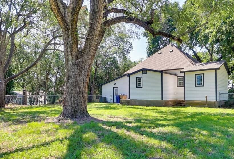 Modern Farmhouse In Belle Plaine W/ Covered Porch!