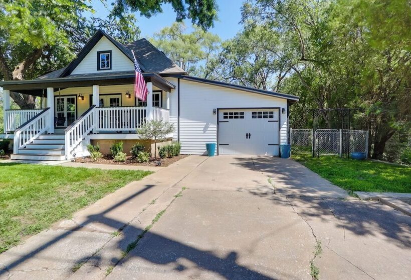 Modern Farmhouse In Belle Plaine W/ Covered Porch!