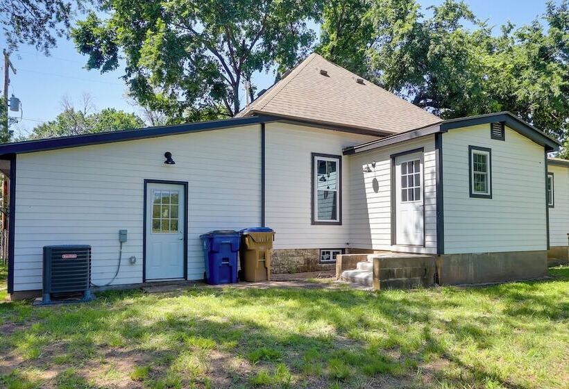 Modern Farmhouse In Belle Plaine W/ Covered Porch!