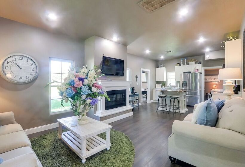 Modern Farmhouse In Belle Plaine W/ Covered Porch!