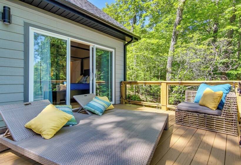 Modern Hendersonville Home: Deck & Mountain Views!