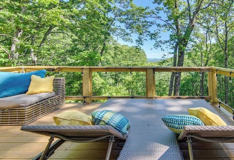Modern Hendersonville Home: Deck & Mountain Views!