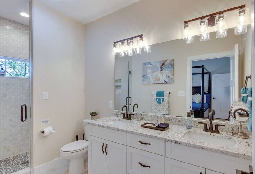 Modern Hendersonville Home: Deck & Mountain Views!