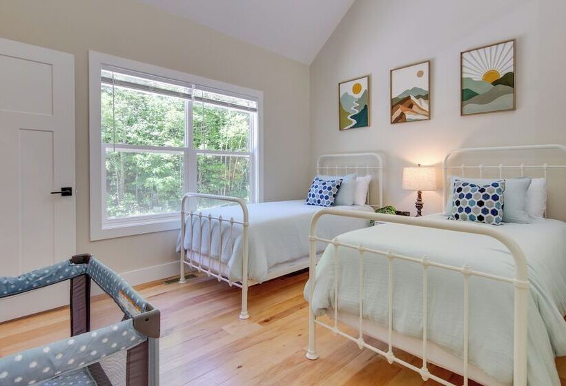 Modern Hendersonville Home: Deck & Mountain Views!