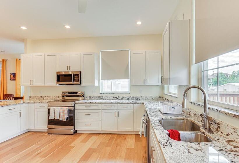 Modern Pittsburgh Home W/ Rooftop Deck & Backyard