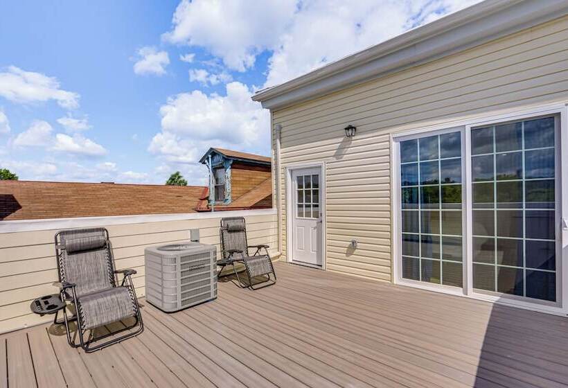 Modern Pittsburgh Home W/ Rooftop Deck & Backyard