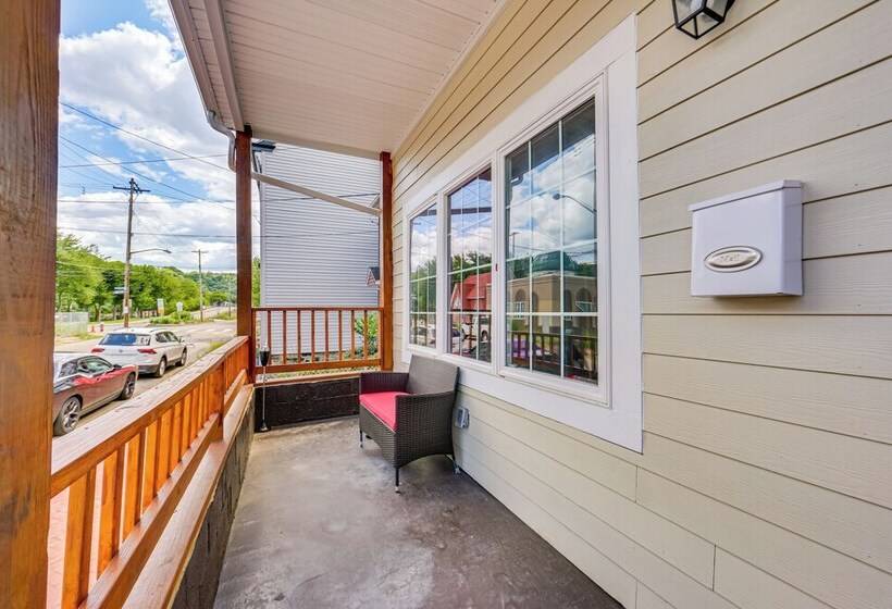 Modern Pittsburgh Home W/ Rooftop Deck & Backyard