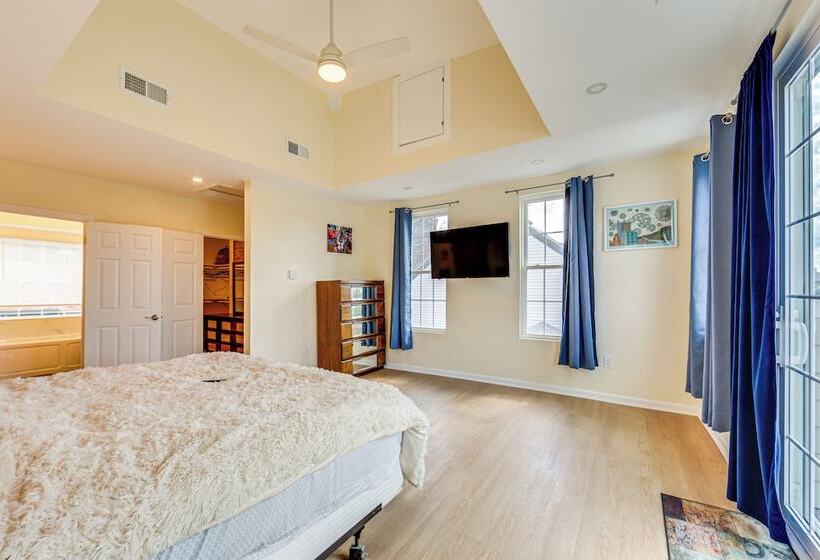 Modern Pittsburgh Home W/ Rooftop Deck & Backyard