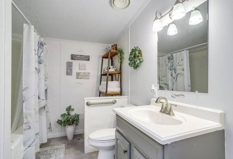 North Fairfield Family Home W/ Hot Tub & Porch!