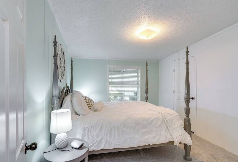 North Fairfield Family Home W/ Hot Tub & Porch!