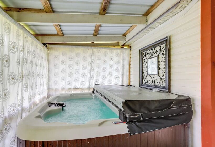 North Fairfield Family Home W/ Hot Tub & Porch!