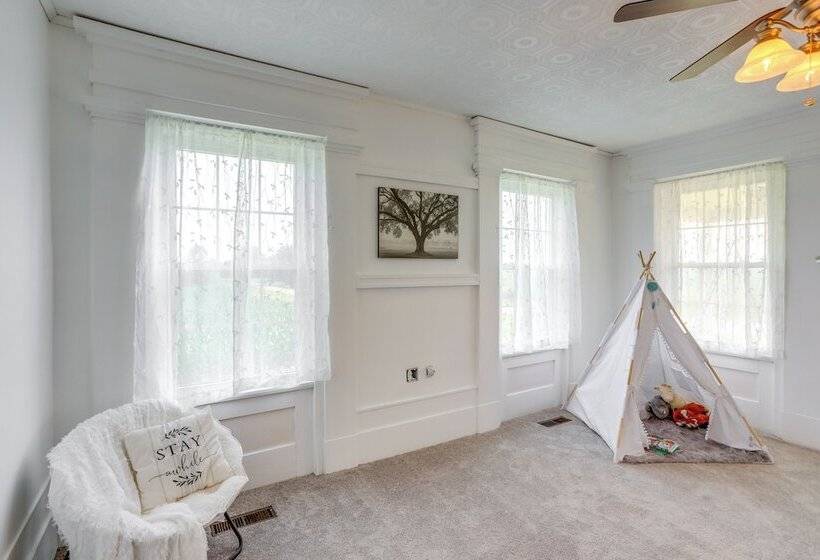 Ohio Farmhouse Retreat W/ Fire Pit & Patio